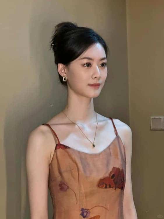 漂亮好看的清冷感短剧女星赵夕汐微信头像_17