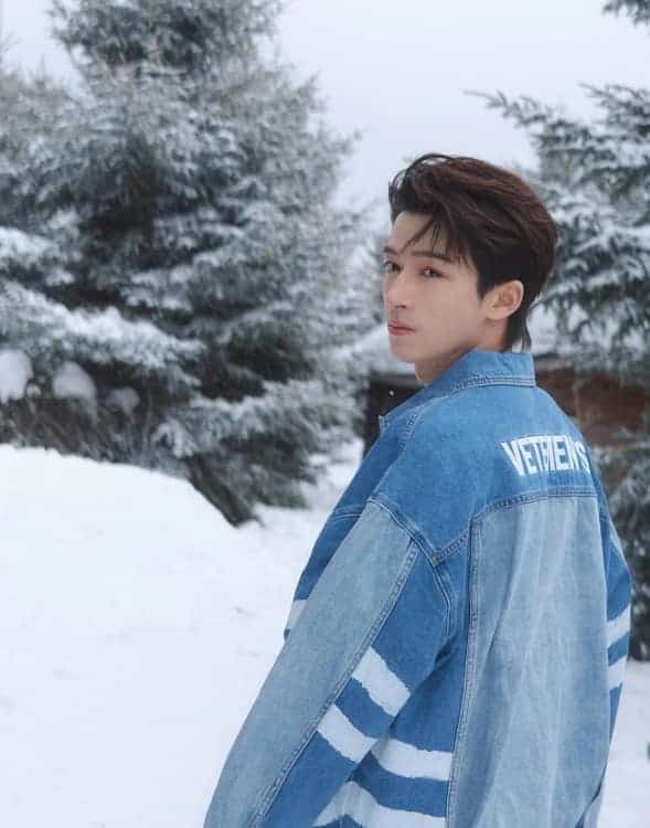 沈月拍的小孩哥王星越雪地鲜花氛围感帅气照片_5