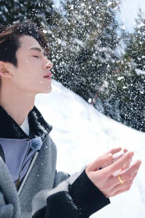 沈月拍的小孩哥王星越雪地鲜花氛围感帅气照片_6