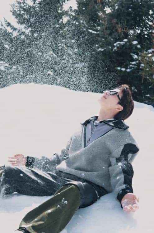 沈月拍的小孩哥王星越雪地鲜花氛围感帅气照片_7