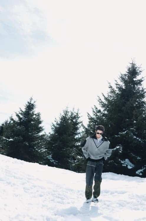 沈月拍的小孩哥王星越雪地鲜花氛围感帅气照片_8