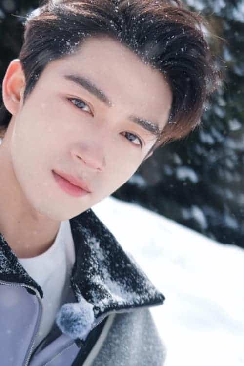 沈月拍的小孩哥王星越雪地鲜花氛围感帅气照片_9