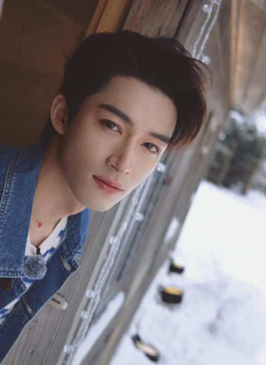 沈月拍的小孩哥王星越雪地鲜花氛围感帅气照片_12