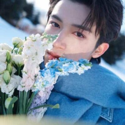 沈月拍的小孩哥王星越雪地鲜花氛围感帅气照片