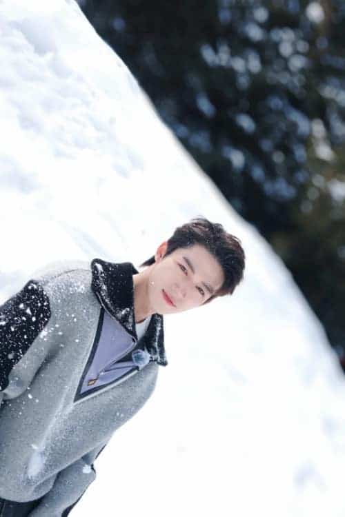 沈月拍的小孩哥王星越雪地鲜花氛围感帅气照片_15