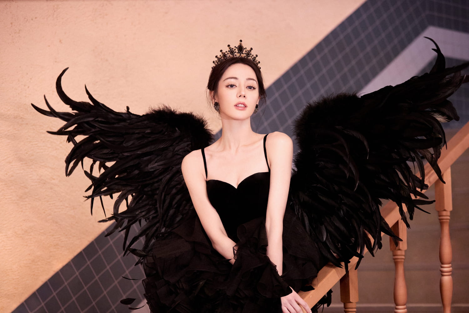 迪丽热巴王冠黑羽女王图片_1
