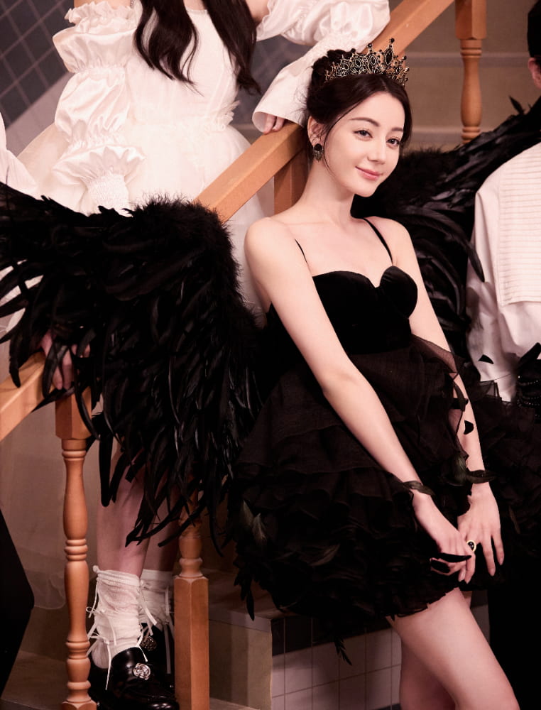 迪丽热巴王冠黑羽女王图片_2