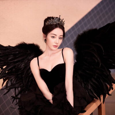 迪丽热巴王冠黑羽女王图片