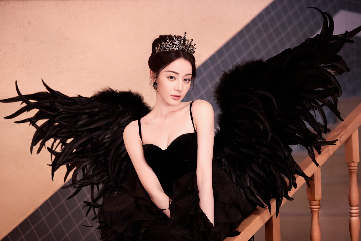 迪丽热巴王冠黑羽女王图片_3