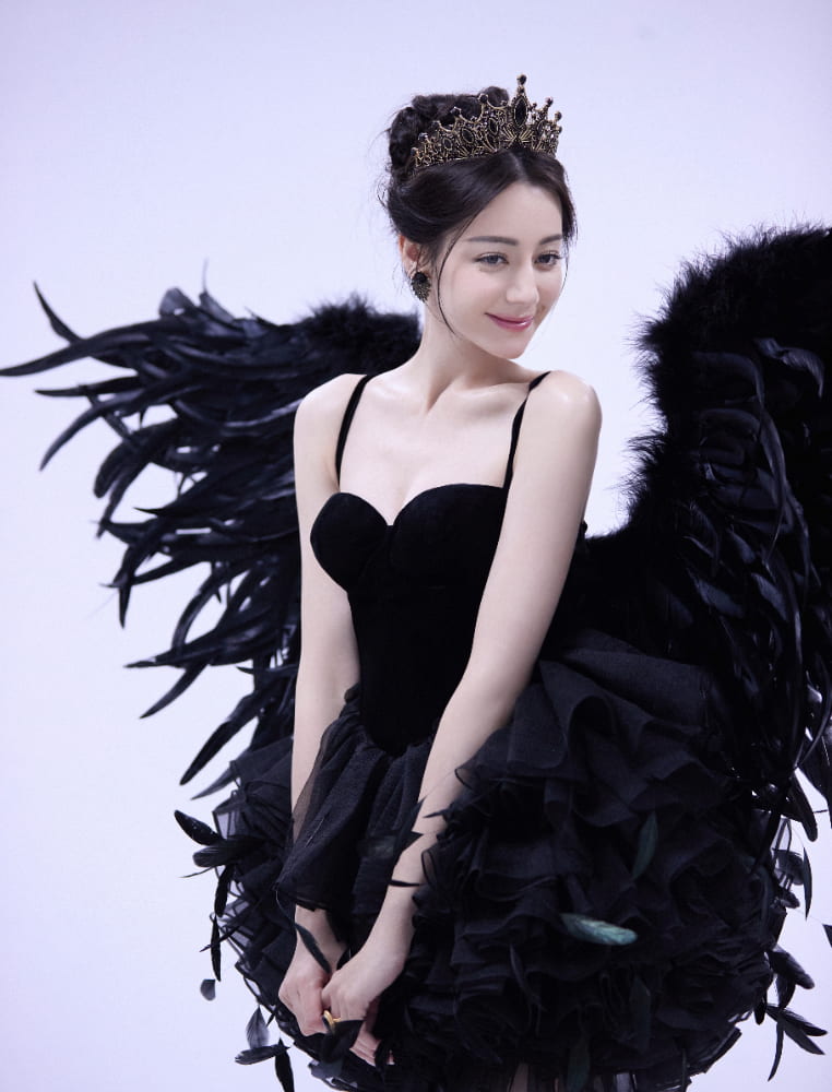 迪丽热巴王冠黑羽女王图片_4