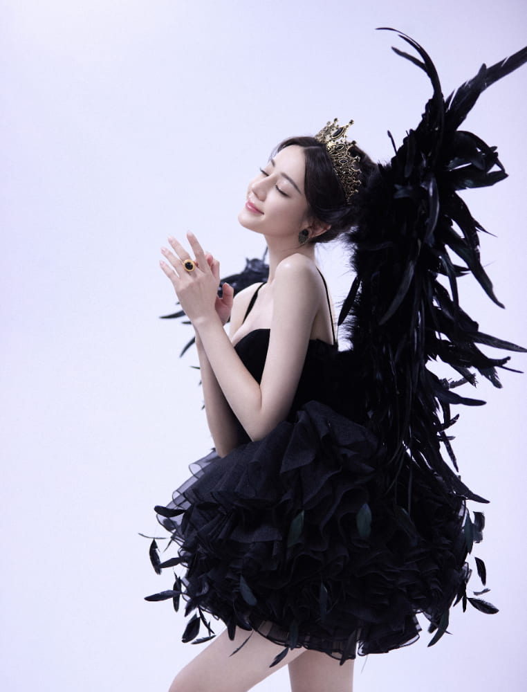 迪丽热巴王冠黑羽女王图片_5
