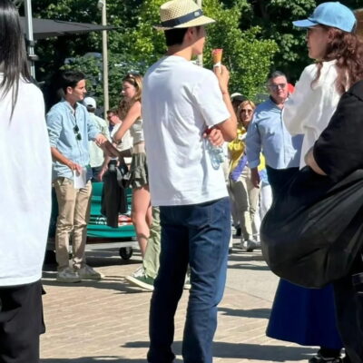 王一博巴黎街边吃冰淇淋路人随拍图片