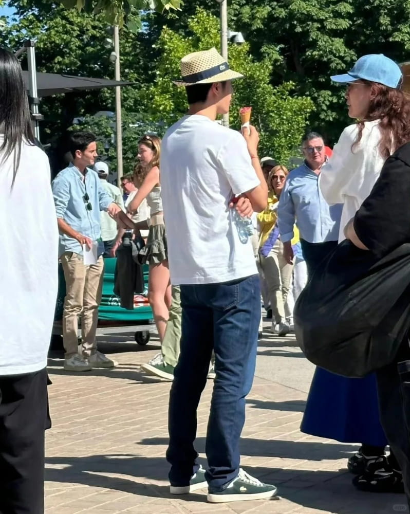 王一博巴黎街边吃冰淇淋路人随拍图片_1