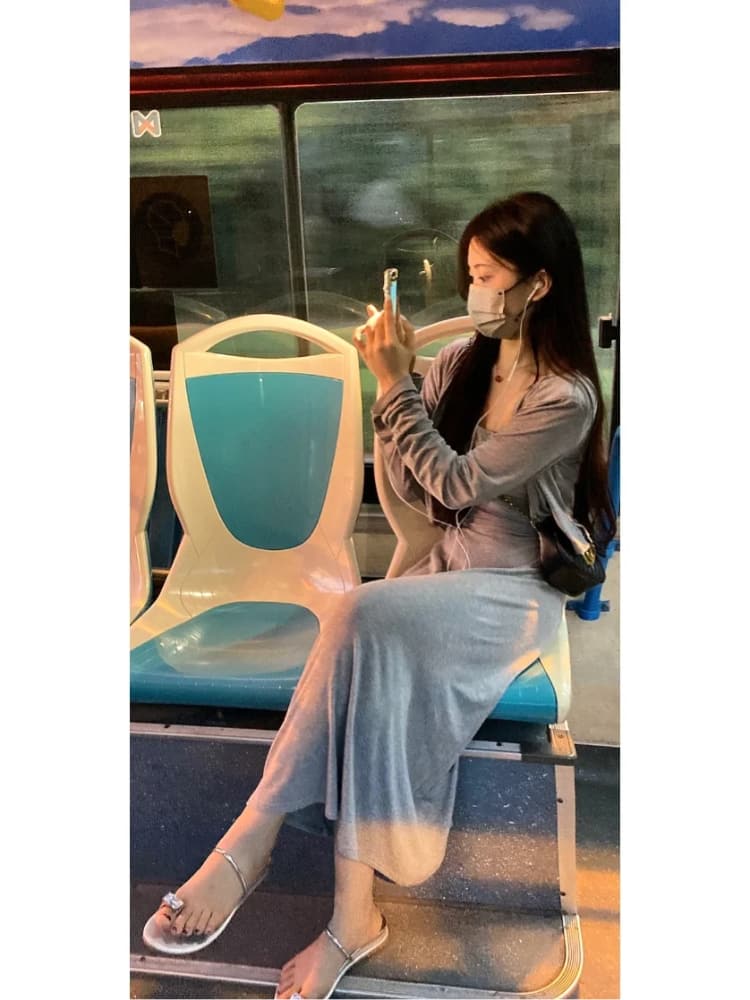妹子只穿一件外套坐公交车图片_4