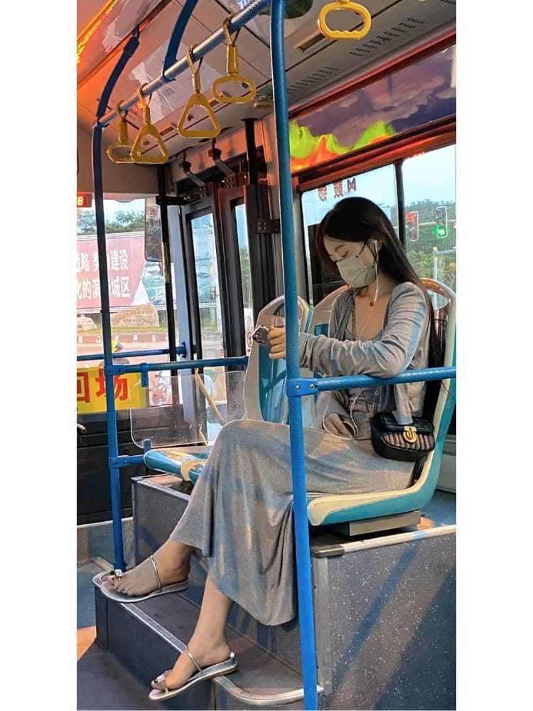 妹子只穿一件外套坐公交车图片_5