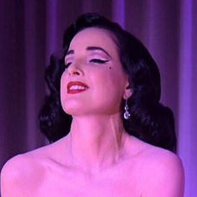 蒂塔·万提斯（Dita Von Teese）越跳衣服越少的舞蹈视频