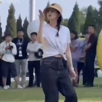 阿那亚戏剧节章子怡朝儿子飞吻