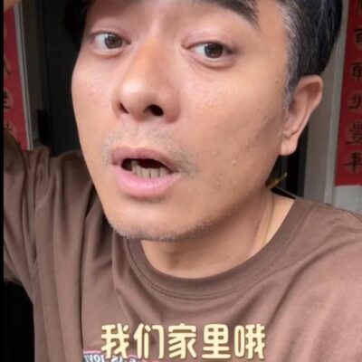 陈龙漏雨在家撑伞图片