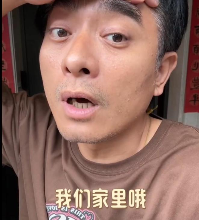 陈龙漏雨在家撑伞图片_3
