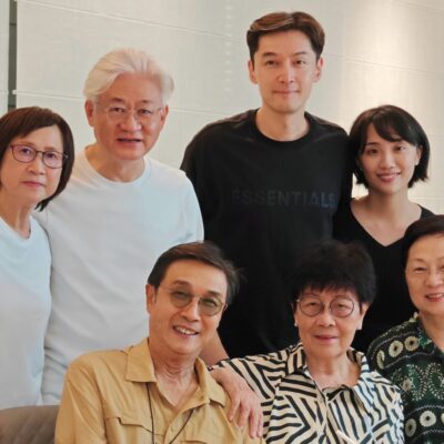 刘松仁晒出胡歌和老婆同框照