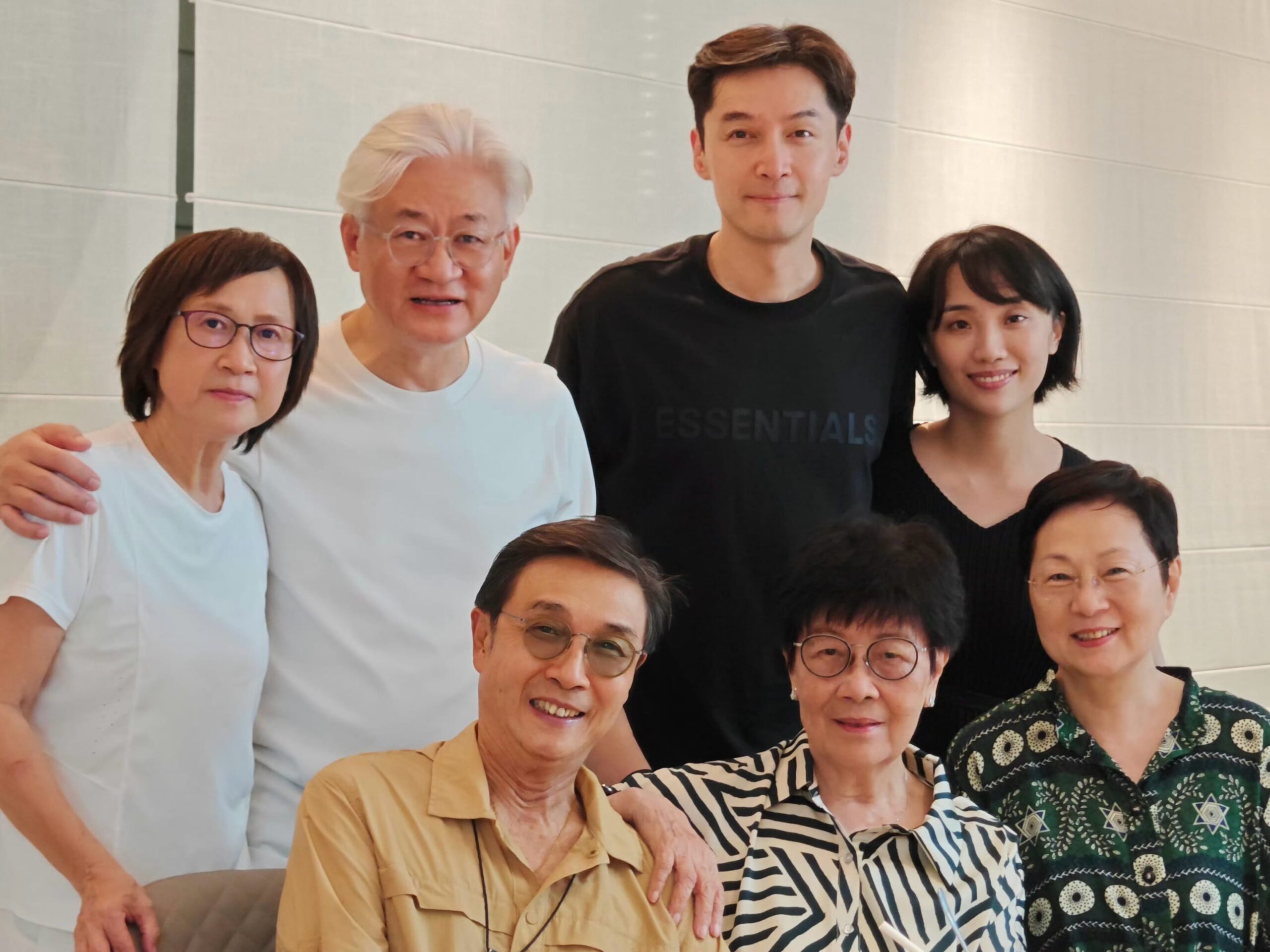 刘松仁晒出胡歌和老婆同框照_1