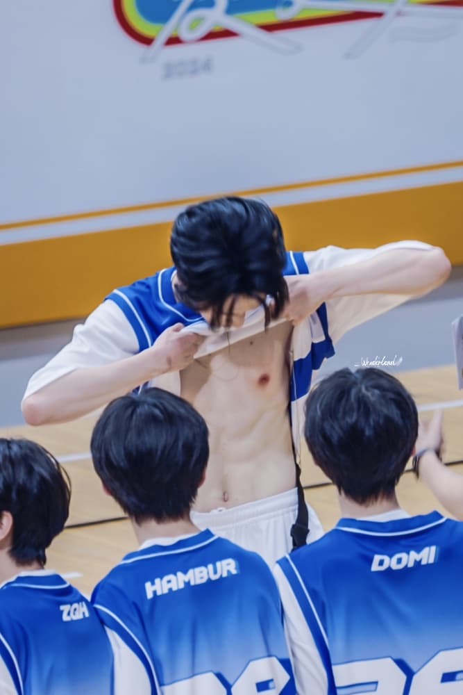 抓拍时代少年团严浩翔腹肌图片_2