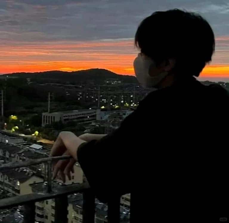 低调有内涵的单身高质量男生头像_13