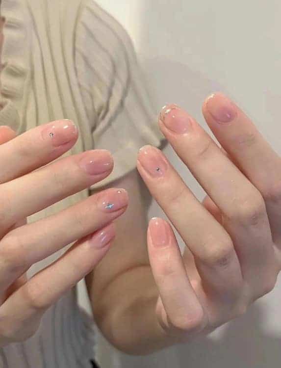 爱做美甲的女生可爱头像 夏日显白短款氛围感美甲图_2