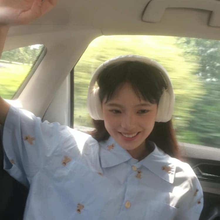 适合夏天的甜妹真人女生头像_4