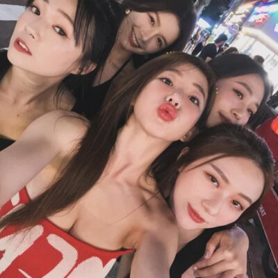 郭书瑶晒和ㄚ头（詹子晴）过生日的照片
