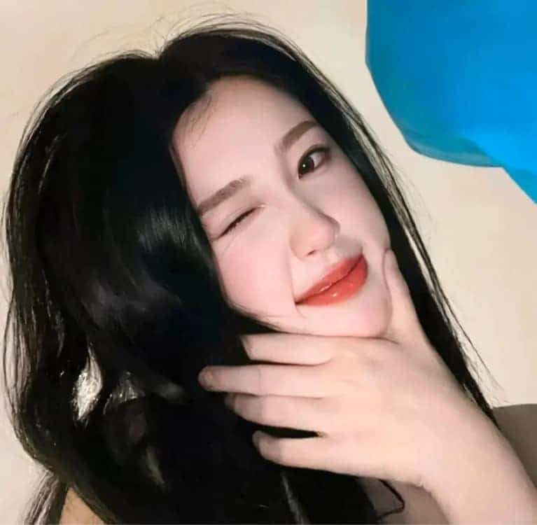 虞书欣超好看的绝美微信头像_12