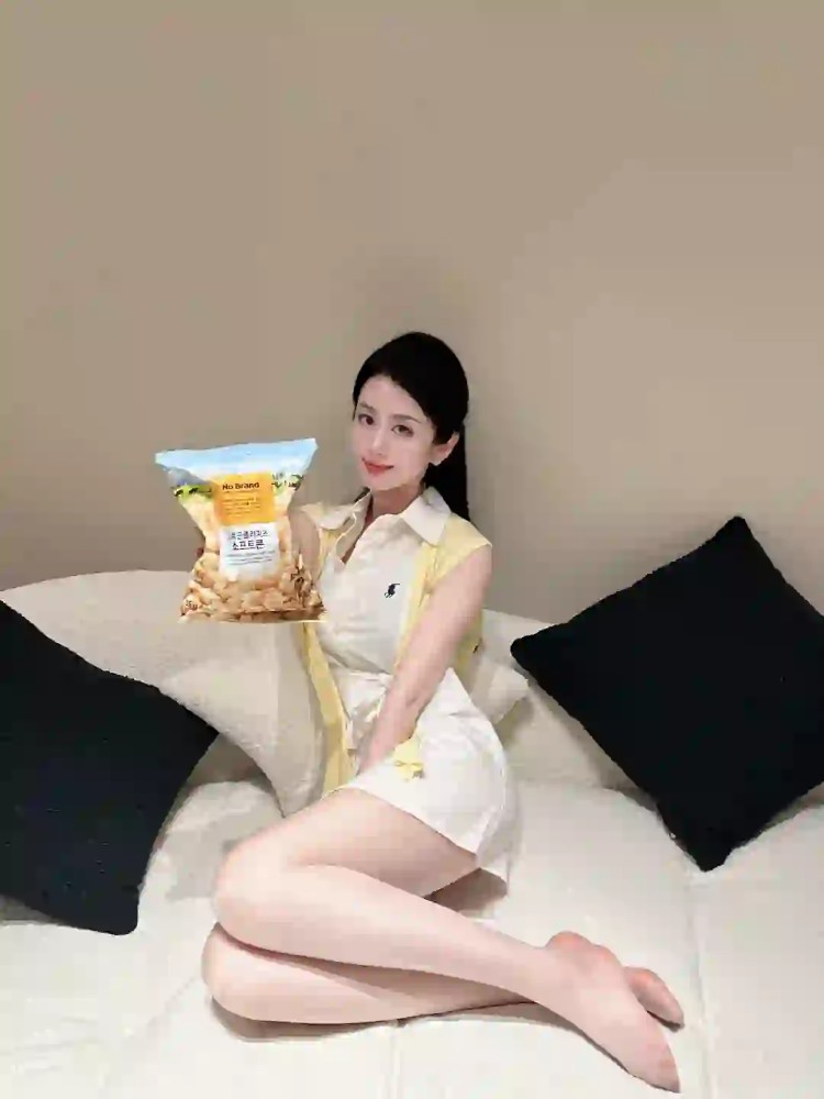 大连女孩展示SK丝袜的白丝天花板图片_3