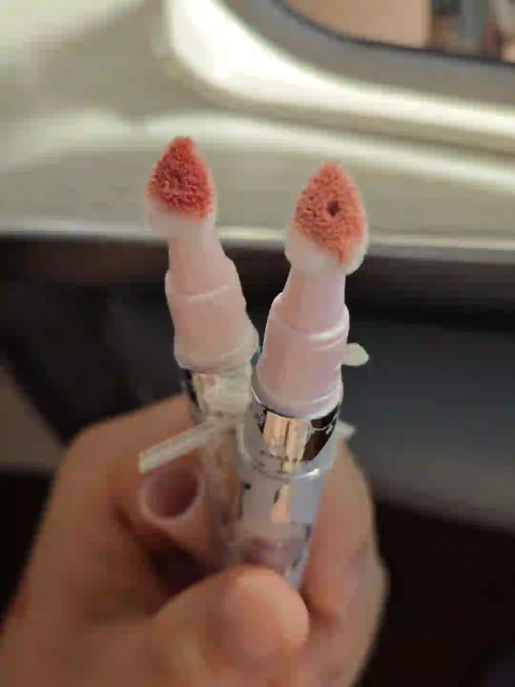 花洛莉亚唇蜜被指擦边的产品图片_1