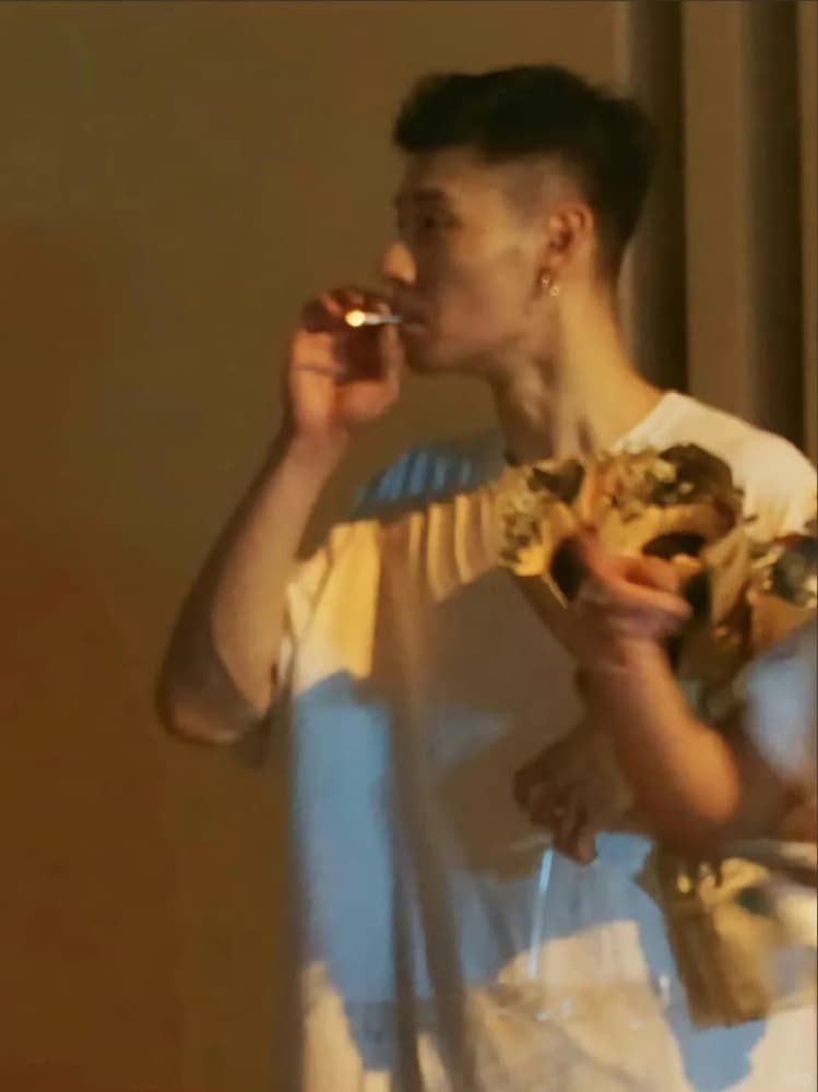 蒋奇明抽烟侧脸超帅图片_1