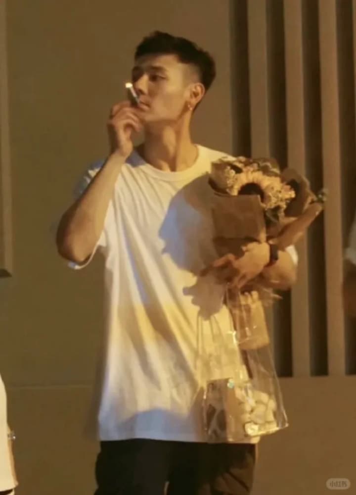 蒋奇明抽烟侧脸超帅图片_3