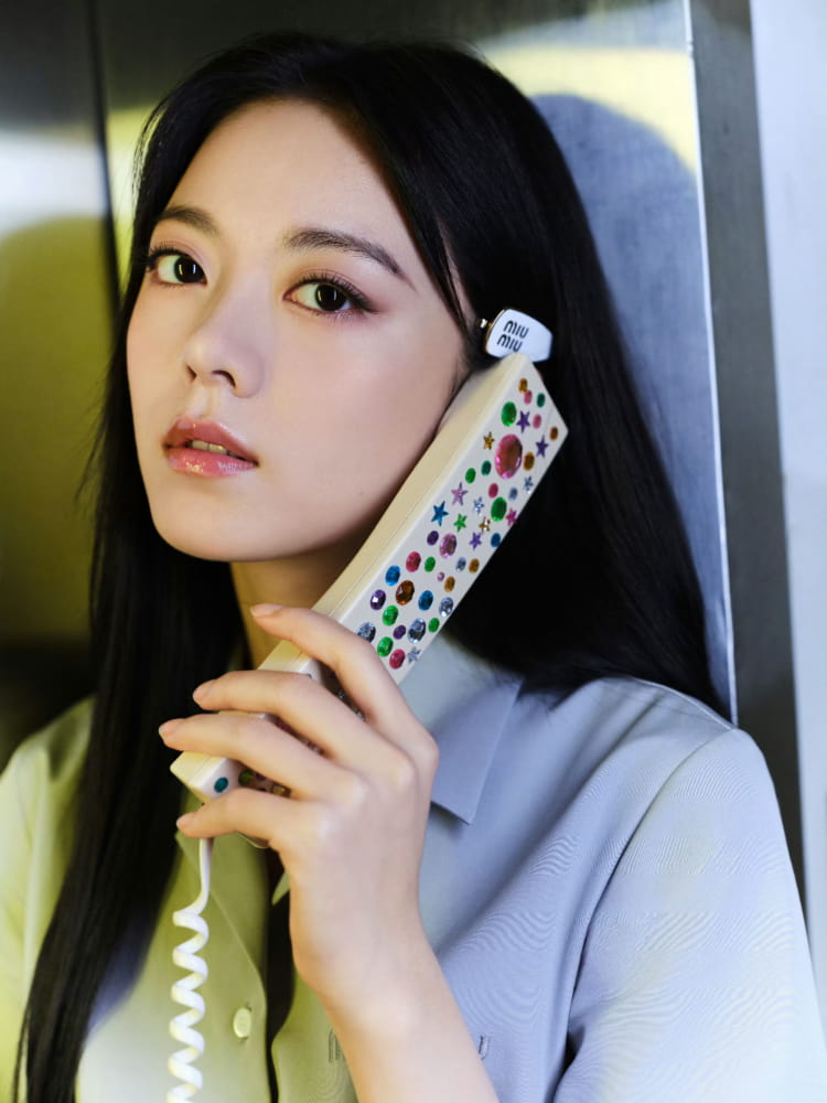 赵今麦灰裙黑长直miumiu知性穿搭图片_1