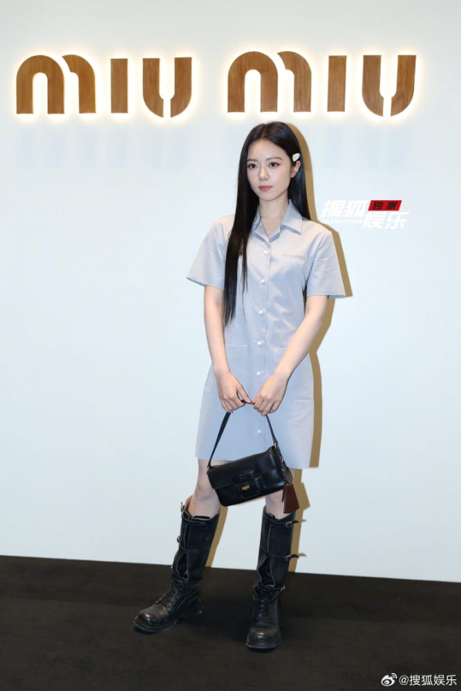 赵今麦灰裙黑长直miumiu知性穿搭图片_4