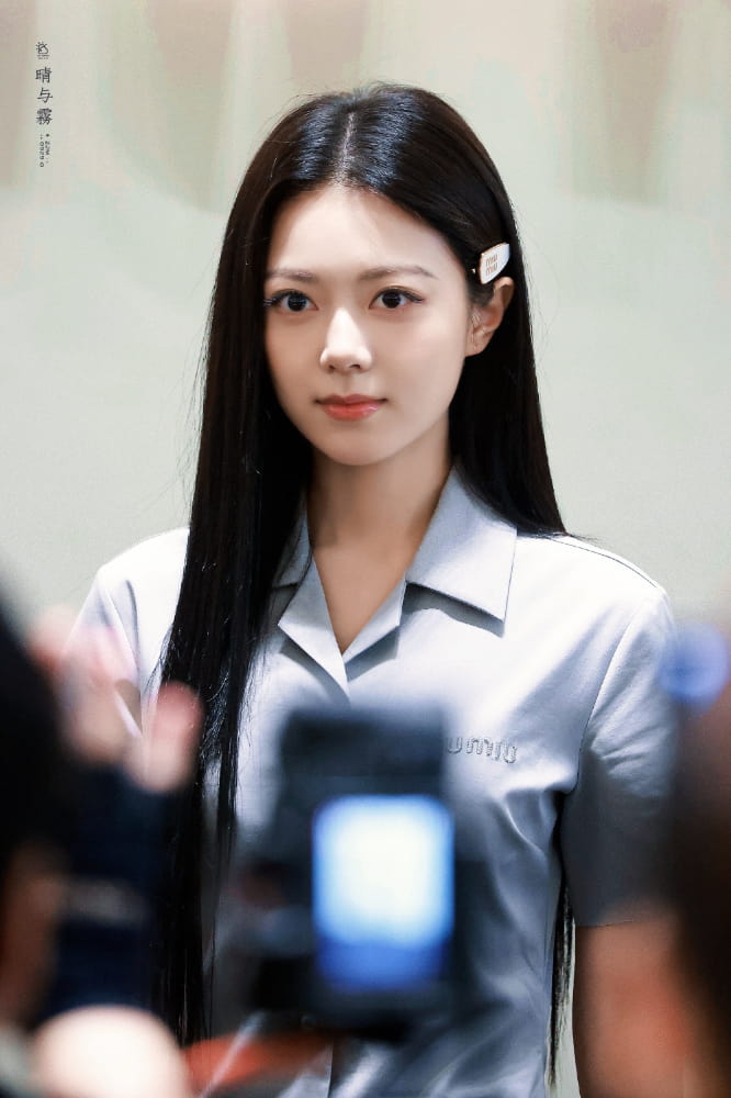 赵今麦灰裙黑长直miumiu知性穿搭图片_5