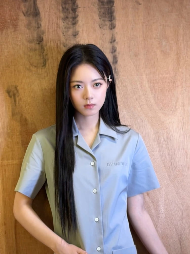 赵今麦灰裙黑长直miumiu知性穿搭图片_6