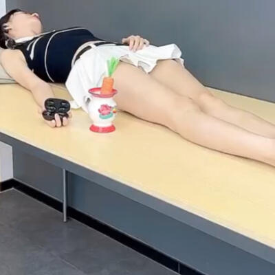 趁女友睡着时悄悄玩弄她的脚,蓝牙耳机广告逆天了