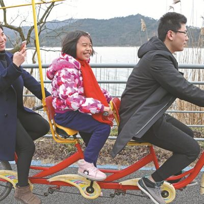 一前一后三个人一起骑自行车图片