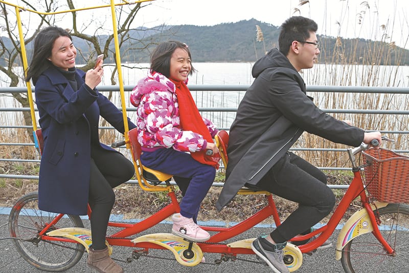 一前一后三个人一起骑自行车图片_1