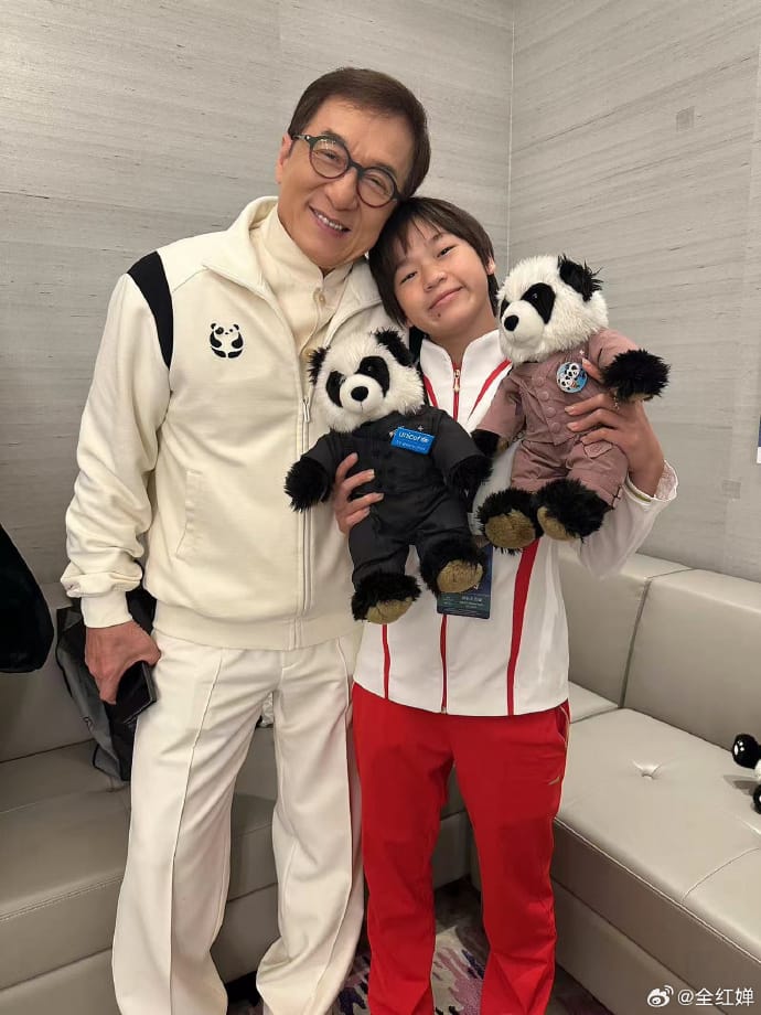 全红婵晒自己和成龙的合影照片_1