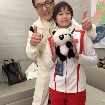 全红婵晒自己和成龙的合影照片