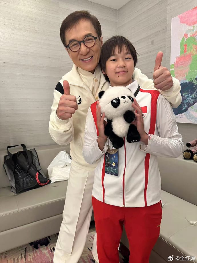 全红婵晒自己和成龙的合影照片_2
