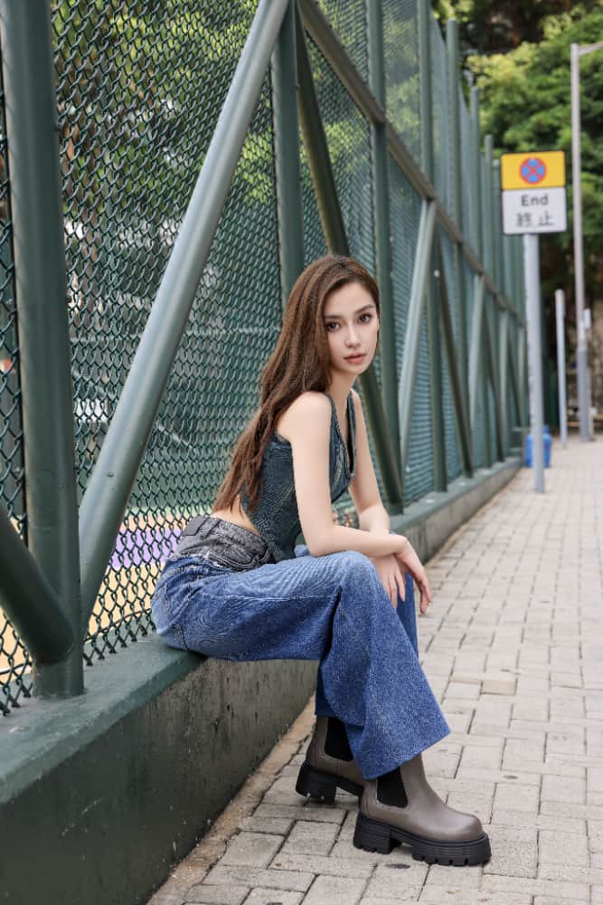 Angelababy牛仔背心街拍图片_2