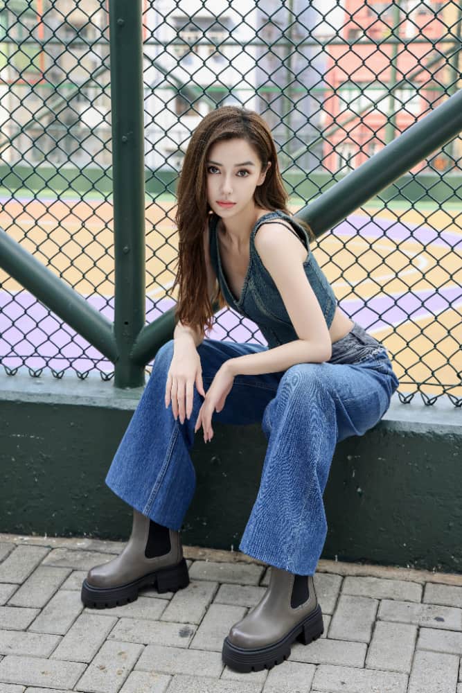 Angelababy牛仔背心街拍图片_3