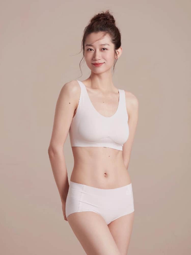 美女脱完单内衣的图片_3