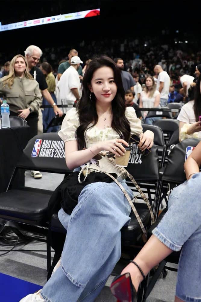刘亦菲观看NBA阿布扎比季前赛神仙照_1