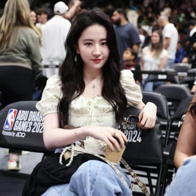 刘亦菲观看NBA阿布扎比季前赛神仙照